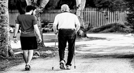 Grupo de Estudos da Faculdade de Educação Física pesquisa sobre as contribuições da caminhada nórdica para pacientes com doença de Parkinson